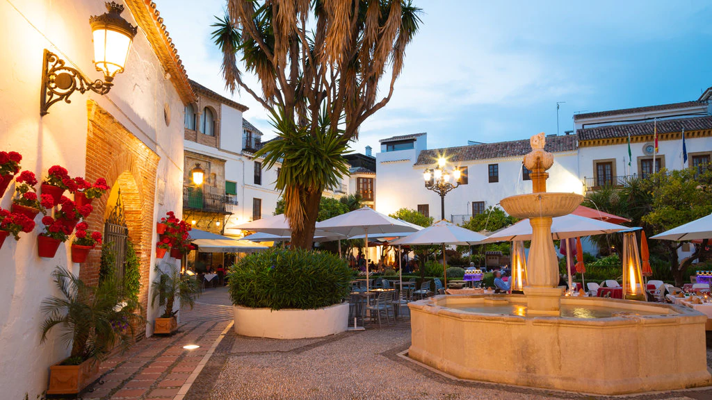 Terrazas de bares de la Plaza de los Naranjos- Lugares imprescibdibles que visitar en Marbella