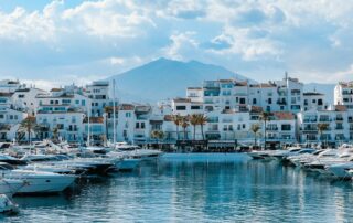 Puerto Banús Marbella-Lugares imprescibdibles que visitar en Marbella